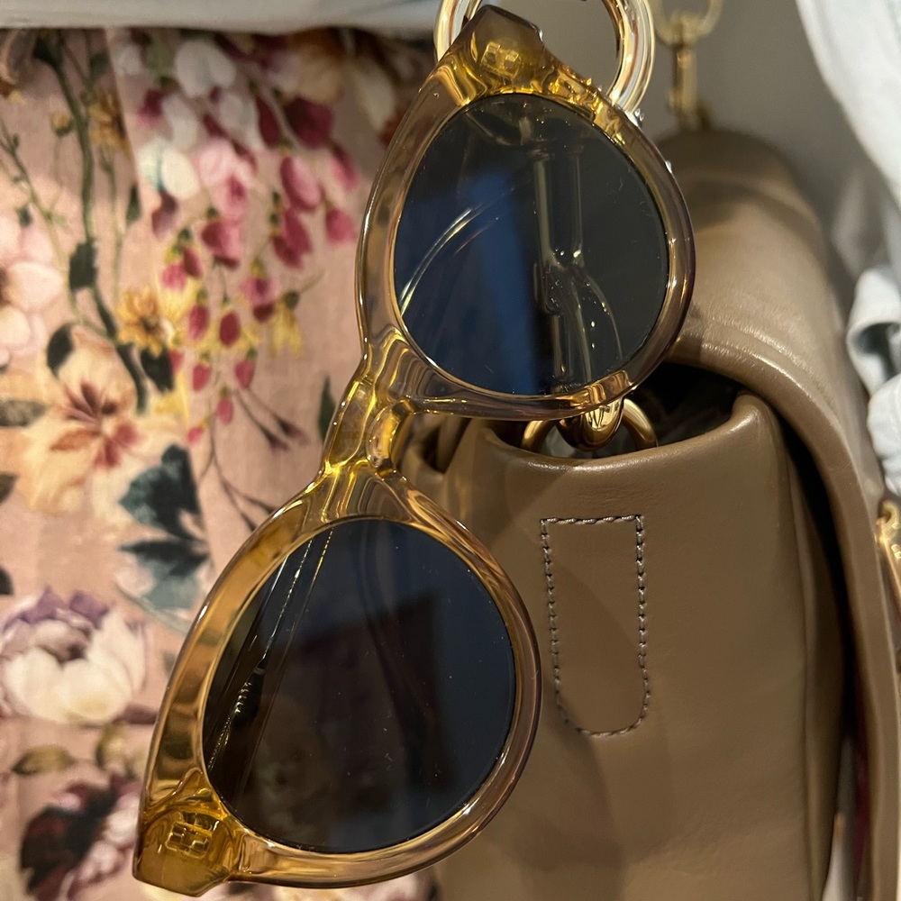 Madewell Yellow-Tone sunglasses 😎.